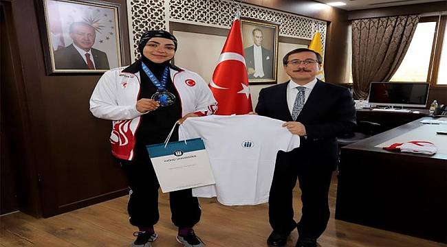 Kick Boks Şampiyonasından Dünya 2’ncisi Olarak Döndü