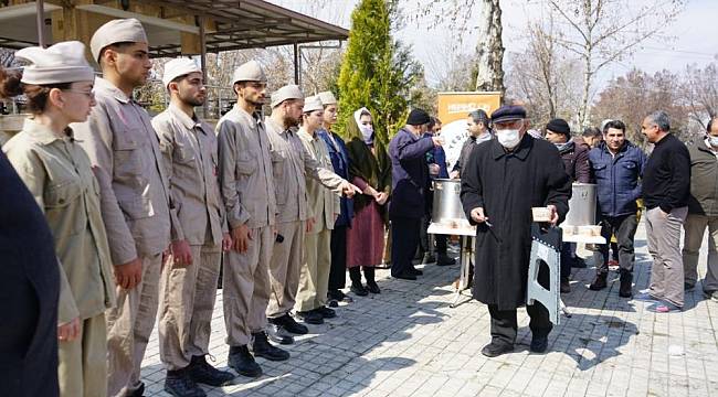 Yeşilyurt’ta Hoşaf ve Arpa Ekmek Dağıtıldı