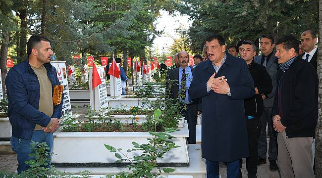 Başkan Gürkan'dan Şehitlik Ziyareti