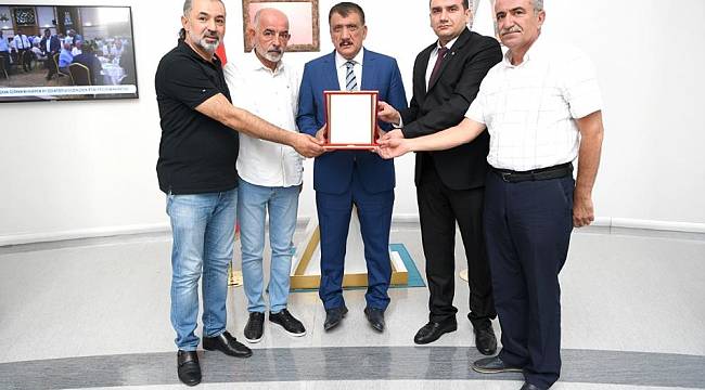 Esnaf Oda Başkanlarından Gürkan’a Plaket