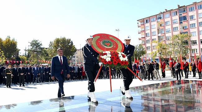 Cumhuriyet Meydanı'nda İlk Tören