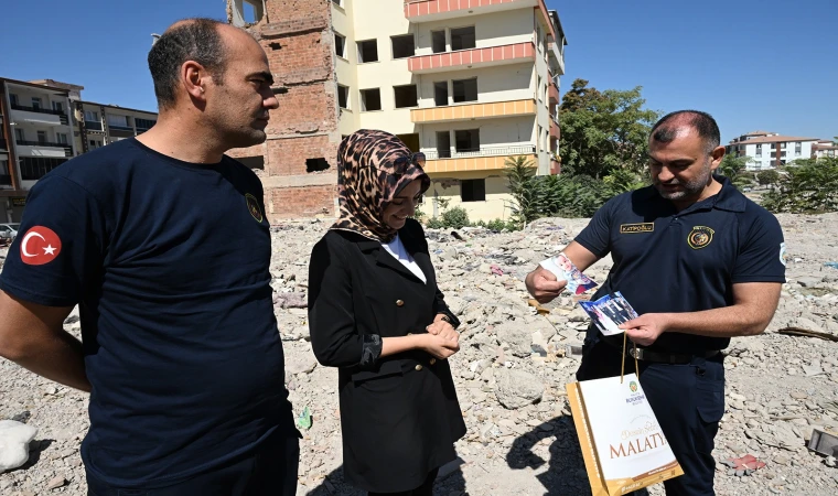 Katipoğlu,Enkazda Kalan Eşyaları Sahibine Teslim Etti