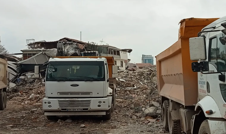 Malatya'da,Ağır Hasarlı Binaların Yıkımı Hız Kazandı