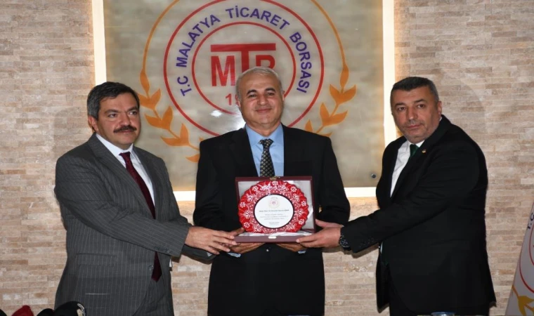 Ödül Alan ‘Malatya Kayısı Kitabında Emeği Geçenlere Plaket