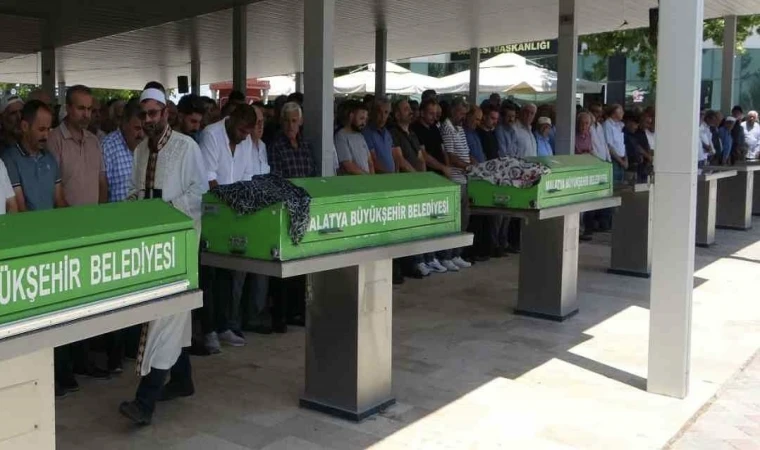 Malatya’da Öldürülen, Anne Kızı Ve Torunu Toprağa Verildi