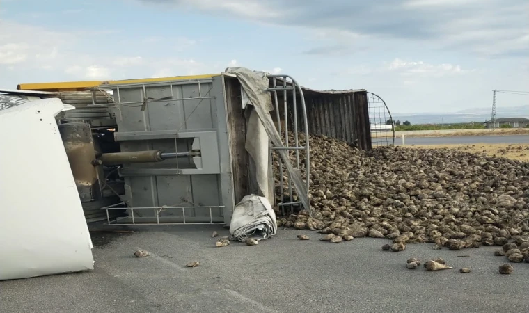 Malatya’da Pancar Yüklü Kamyon Devrildi. 2 Yaralı