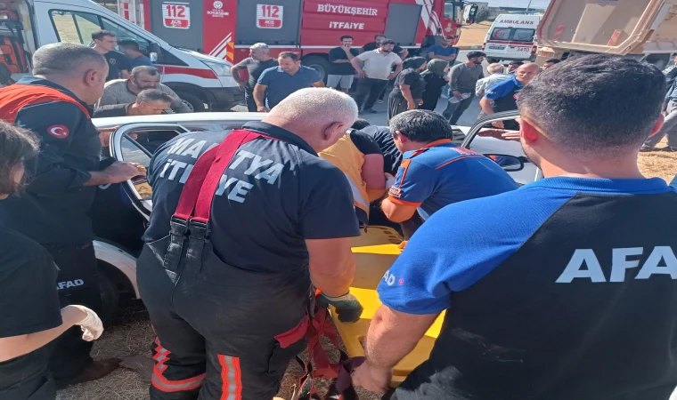 Malatya’da Servis Aracı İle Otomobil Çarpıştı: 15 Yaralı