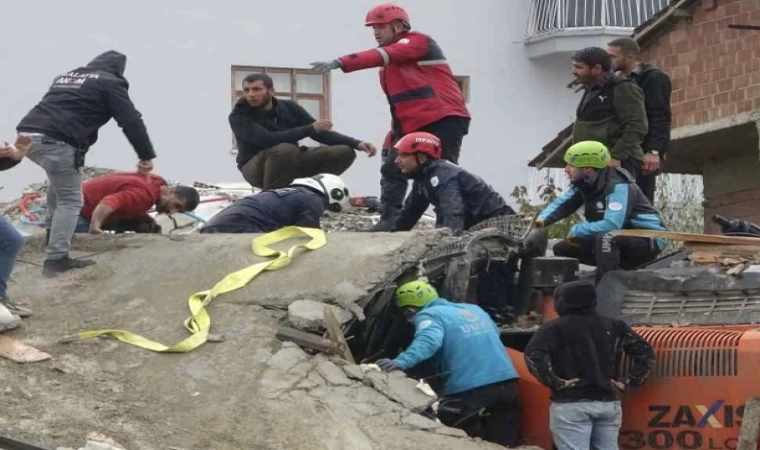 Malatya’da Enkaz Altında Kalan Kepçe Operatörü Kurtarıldı