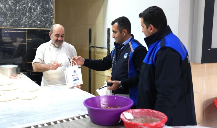 Zabıtadan Esnafa Yeni Yıl Tebriği ve Hijyen Denetimi