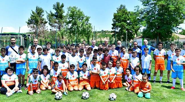 Başkan Çınar, Futbol Okulunu Ziyaret Etti