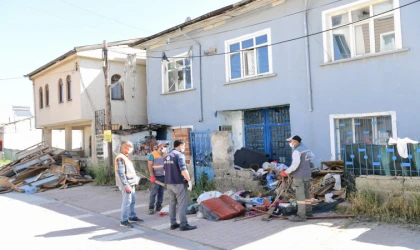 Yeşilyurt’ta Çöp Evleri Temizlenip Dezenfekte Ediliyor