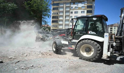 Battalgazi’de Ağır Hasarlı Evler Yıkılıyor