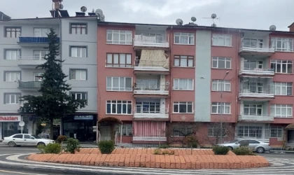 Malatya’da Orta Hasarlı Bina Ortada Kaldı