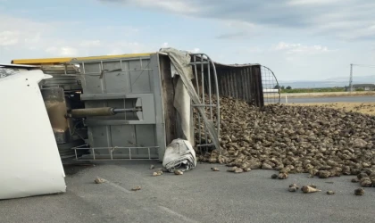 Malatya’da Pancar Yüklü Kamyon Devrildi. 2 Yaralı