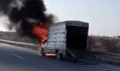 Malatya’da Hayvan Yüklü Kamyonet Cayır Cayır Yandı